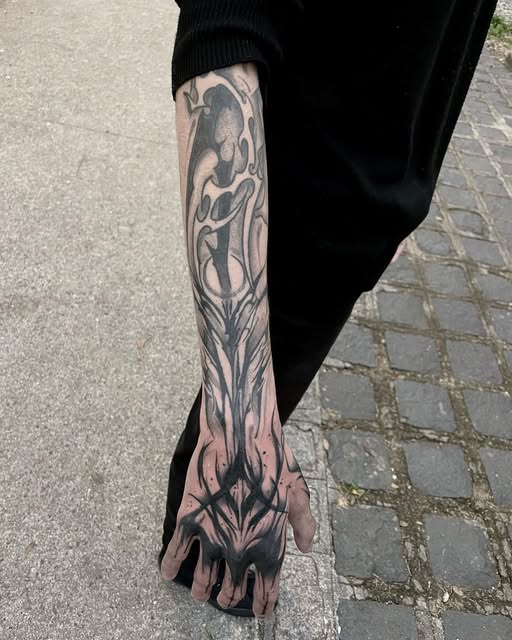 Blackwork neo-tribal braço e mão